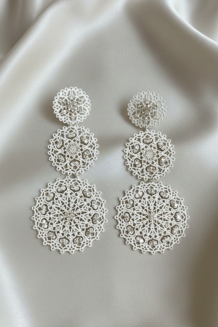 Pendientes La Griffe blancos de filigrana italiana con diseño de tres piezas y piedras | Claudia Bertolero