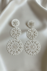 Pendientes La Griffe blancos de filigrana italiana con diseño de tres piezas y piedras | Claudia Bertolero