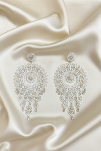 Pendientes La Griffe blancos de filigrana italiana con diseño ornamental y detalles en piedras | Claudia Bertolero