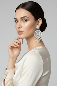 Modelo luciendo pendientes La Griffe blancos de filigrana italiana de gran tamaño | Claudia Bertolero