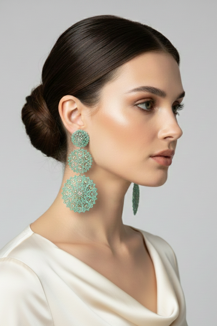 Modelo luciendo pendientes La Griffe verdes de filigrana italiana de tres niveles | Claudia Bertolero
