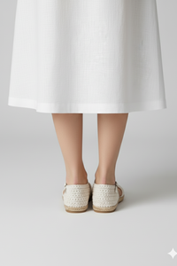 Vista trasera de sandalias St. Tropez tejidas a mano en crochet con suela plana | Claudia Bertolero