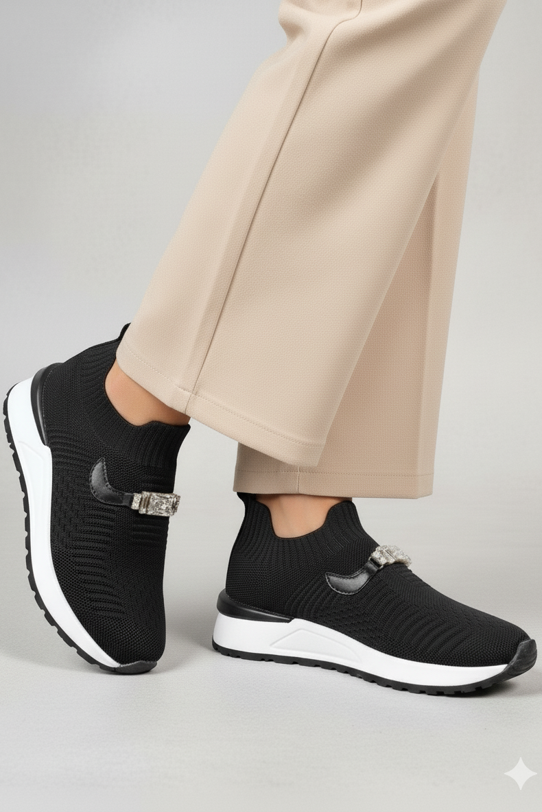 Zapatillas Misha negras en tela y cuero con aplicaciones brillantes | Claudia Bertolero