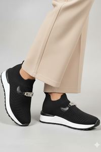 Zapatillas Misha negras en tela y cuero con aplicaciones brillantes | Claudia Bertolero