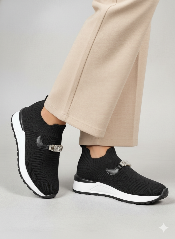 Zapatillas Misha negras en tela y cuero con aplicaciones brillantes | Claudia Bertolero