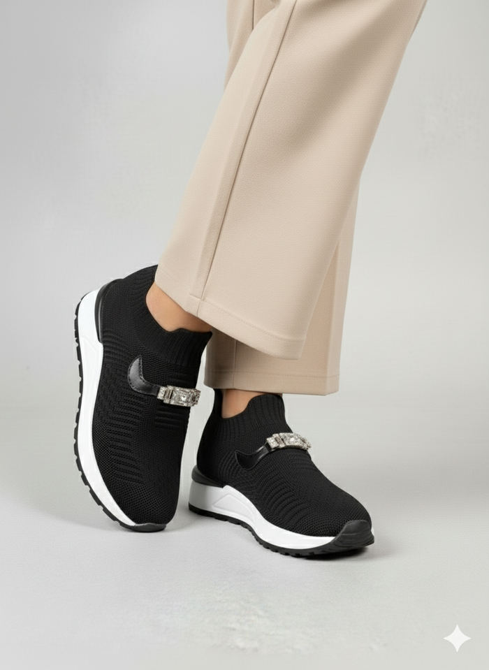 Zapatillas Misha negras casual chic sin cordones con suela blanca | Claudia Bertolero